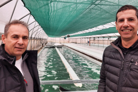 Algen-Kreislaufwirtschaft - Mit ihrer Kombination aus Biogasanlage und Algenfarm schaffen der Niederösterreicher Karl Pfiel (li.) und der Israeli Elad Zoha eine in Kreislaufwirtschaft funktionierende Landwirtschaft. - © Wolfgang Machreich
