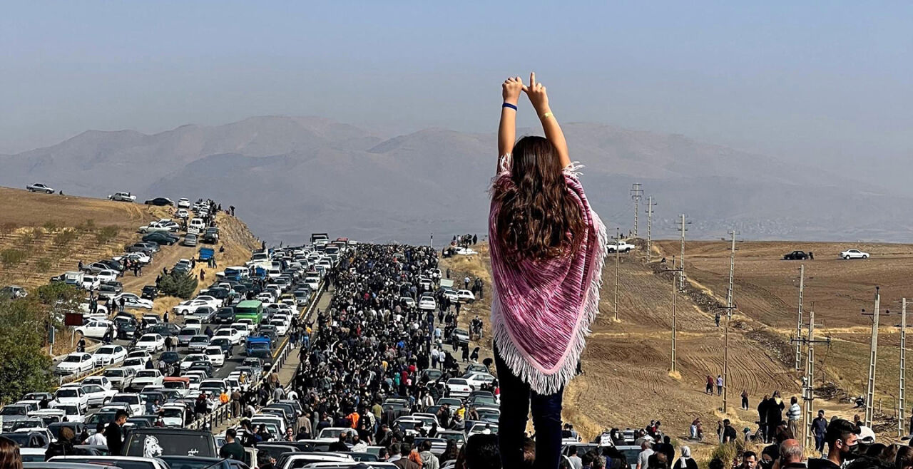 Iran I - © APA/AFP/UGC -  Protestierende auf dem Weg nach Saqquz, wo die am 16.9. im Polizeigewahrsam verstorbene Mahsa Amini begraben wurde. 