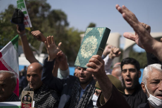 Iran II - © Getty Images / NurPhoto / Morteza Nikoubazl - Regierungstreue Demonstranten gegen die Proteste im Iran