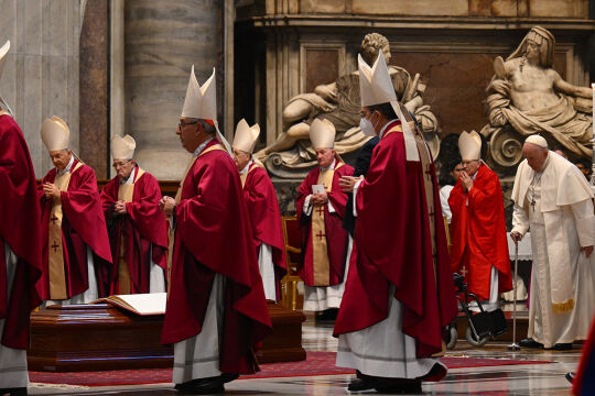 Papst auf Pell-Begräbnis - © APA / AFP / Vincenzo Pinto