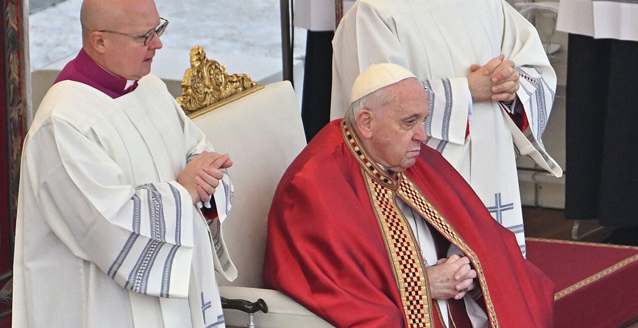 Papst 2023 - © Foto: APA / AFP / Alberto Pizzoli  - Papst Franziskus beim Requiem für Benedikt XVI., 5.1.2023