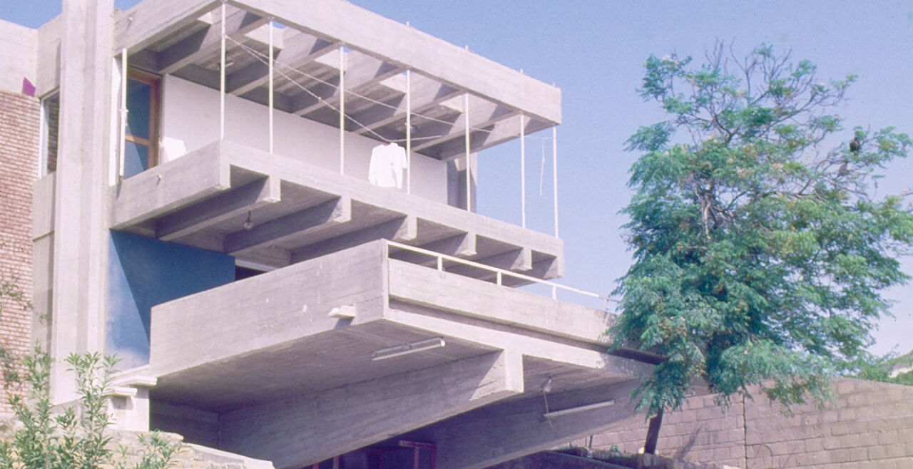 Yasmeen Lari - Wohnhaus in Karatschi,1973: Mit ihrem Architekturstil schuf Yasmeen Lari ikonische Bauten der Moderne. In den letzten Jahren entwickelte sie ­kostenschonende, sichere und ökologische Bauweisen. - © Fotos: Archiv Yasmeen Lari