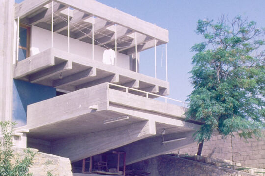 Yasmeen Lari - Wohnhaus in Karatschi,1973: Mit ihrem Architekturstil schuf Yasmeen Lari ikonische Bauten der Moderne. In den letzten Jahren entwickelte sie ­kostenschonende, sichere und ökologische Bauweisen. - © Fotos: Archiv Yasmeen Lari