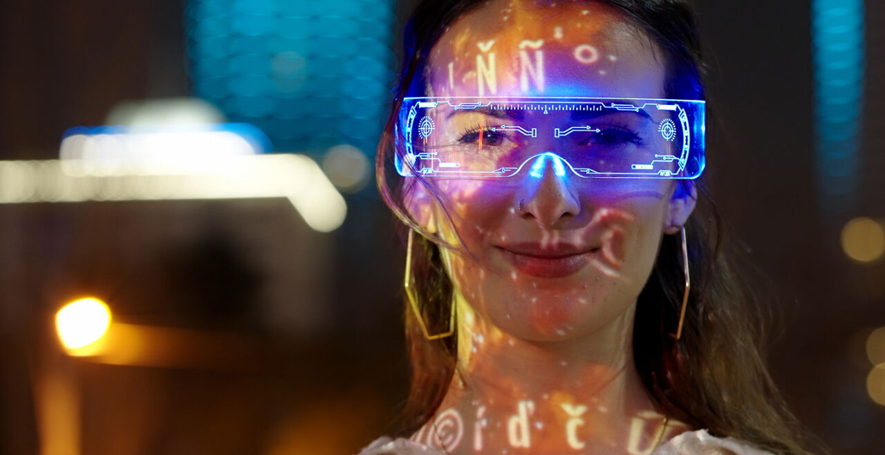 Virtuelle Realität Virtual Reality Smart Glasses - © Foto: iStock/brightstars