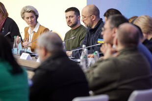 Ukraine Seite an Seite mit EU - EU-Kommissionspräsidentin Ursula von der Leyen mit der ukrainischen Führung beim symbolträchtigen EU-Gipfel in Kiew im Februar. - © IMAGO / ZUMAWire
