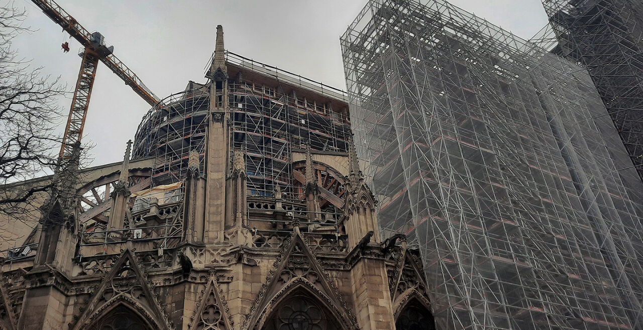 Eiserne Kathedrale Notre-Dame - Von außen ist noch wenig von den Baufortschritten erkennbar, mit der Dachstuhl-Montage ändert sich das demnächst. - © Wolfgang Machreich