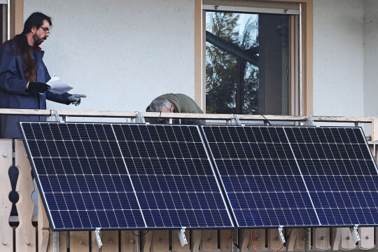 Balkon Solar Photovoltaik - © Foto: iStock/Astrid860