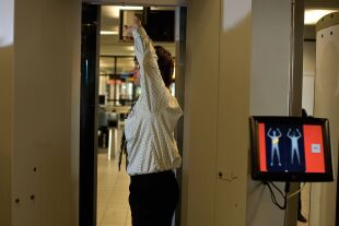 Ein Mann wird am Flughafen mit dem Röntgen überprüft. - © Foto: Imago/Star-Media