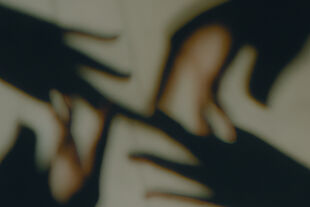 Schatten4 - © Bild: Rainer Messerklinger / dall·e / Prompt: 90s photo of hands doing shadow play