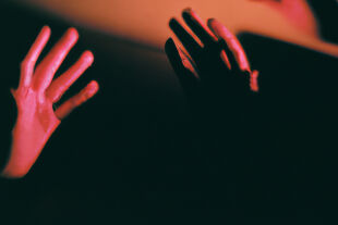 Schatten2 - © Bild: Rainer Messerklinger / dall·e / Prompt: 90s photo of hands doing shadow play
