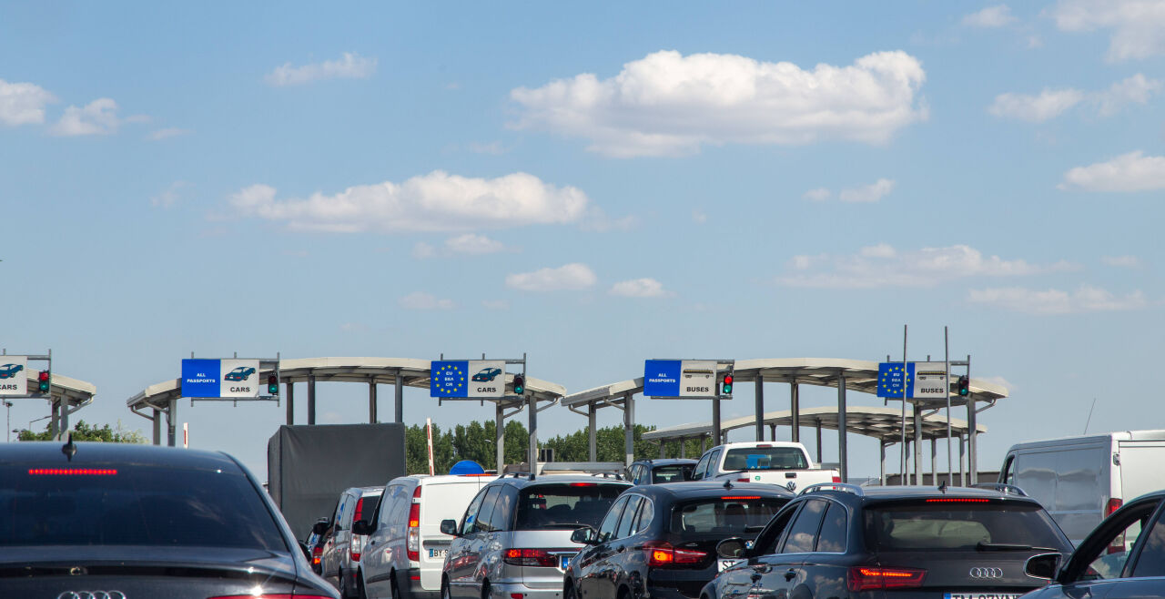 EU im Schengen-Stau - 46.000 Tonnen CO2-Ausstoß im Jahr verursachen die Staus an den Schengen-Außengrenzen zu Bulgarien und Rumänien (im Bild die Grenze zu Ungarn), kritisiert das Europaparlament.<br />
<br />
  - © IMAGO / U. J. Alexander