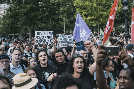 Frankreich - Ein Gruppe Demonstranten. Es sind Fahnen und Schilder mit "Justice for Nahel" zu sehen. - © Foto: IMAGO / ABACAPRESS