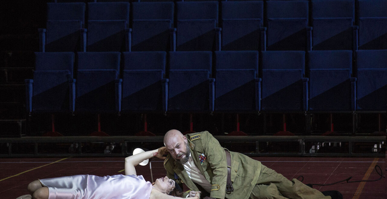 Macbeth - Eine Szene aus dem Stück Macbeth von Verdi. Macbeth und seine Frau liegen am Boden. In ihren Augen ist der Kampf mit sich selbst zu sehen. - © Foto:  © SF / Bernd Uhlig