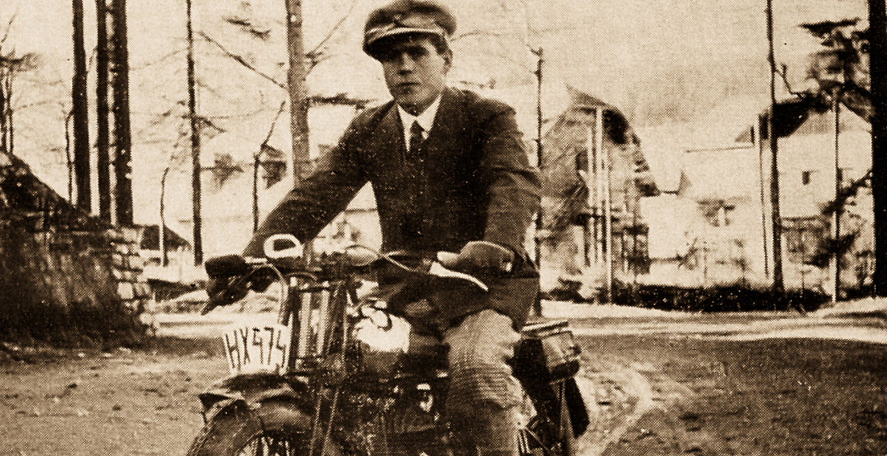 Jägerstätter - Ein Sepia-farbenes Bild vom jungen Franz Jägerstätter auf einem alten Motorrad. - © Foto: Digitalisat FFJI / Maria Dammer