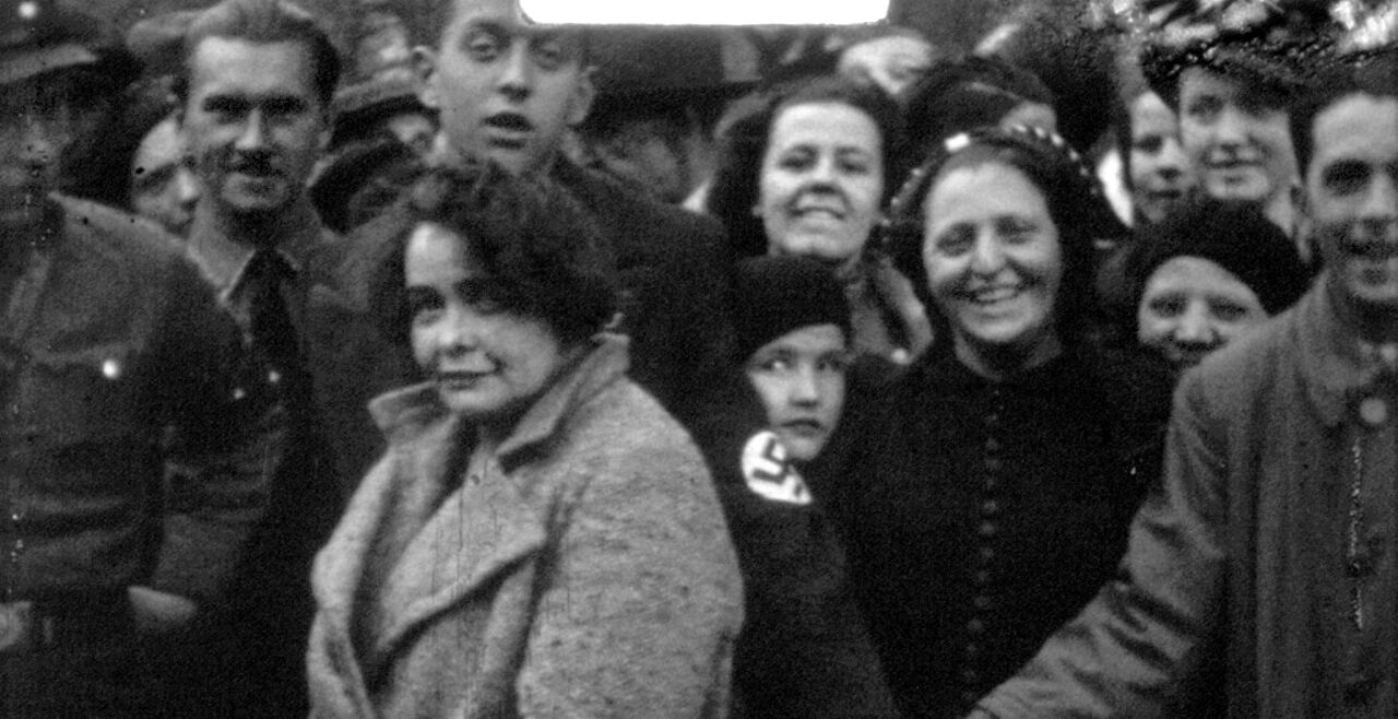 frau - © The Missing Image - Gaffende Menge in wien, März 1938