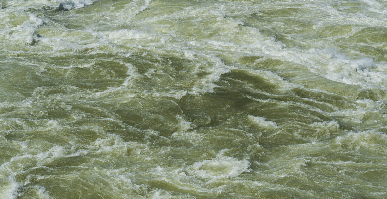 Wassermassen - Fließendes, schäumendes Wasser - © Foto: iStock/greenleaf123