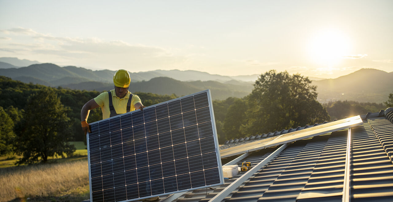 Solarenergie Bauarbeiter Panel Sonne - © Foto: iStock/ArtistGNDphotography