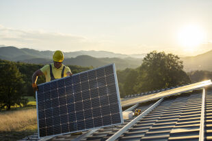 Solarenergie Bauarbeiter Panel Sonne - © Foto: iStock/ArtistGNDphotography