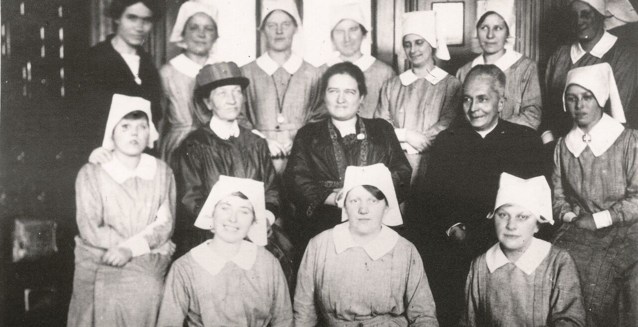schwesternheim - © Caritas Socialis - 1924 eröffnete die Schwesterngemeinschaft Ca- ritas Socialis (re., mit Gründerin Hildegard Burjan, Mi.) das erste Mutter- Kind-Heim
