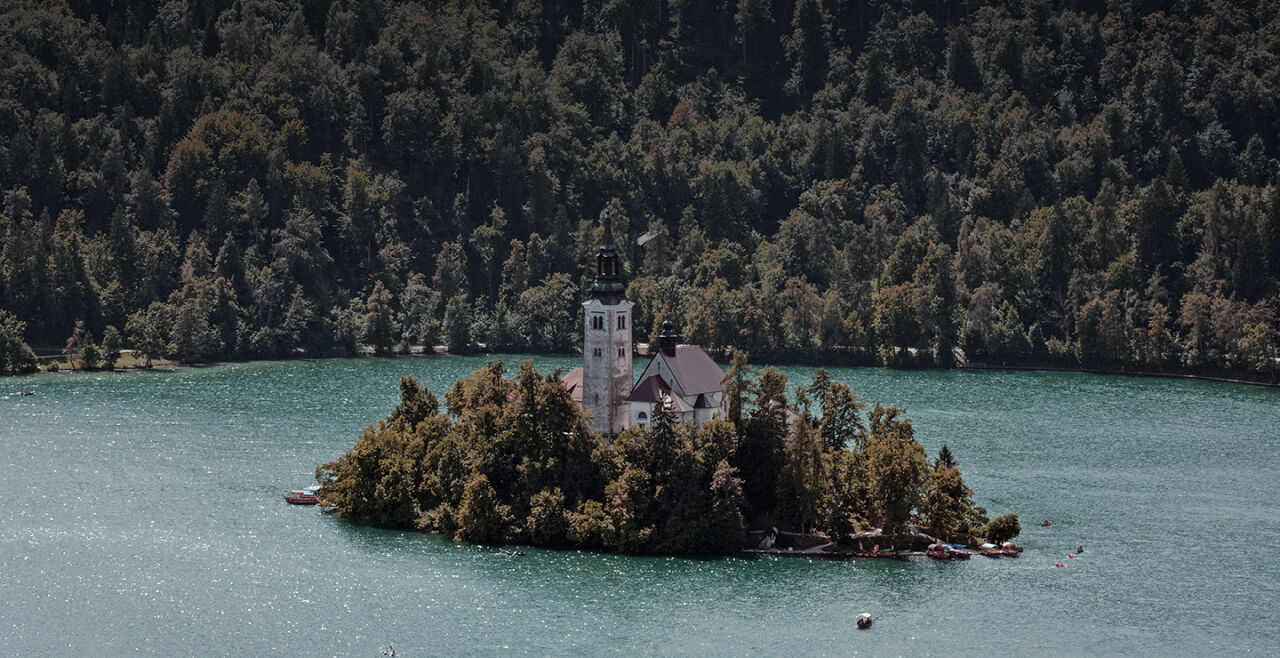 Bled - Die berühmte Insel im Bledersee mit Kirche. - © Foto: iStock/Pedro Costa Simeao (Bildbearbeitung: Rainer Messerklinger)