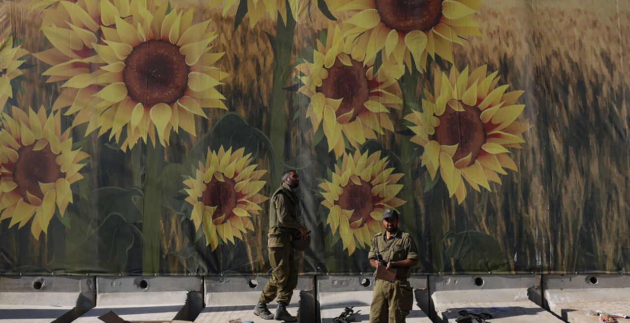 Mauer des Schreckens - Israelische Soldaten vor der Grenzmauer, die den Gaza-Streifen vom Kibbuz Nahal Oz trennt, der ein Ziel des Hamas-Terrors wurde.<br />
Oz bedeutet „Kraft, Stärke“. Die Tochter von Amos Oz sagt in diesem Artikel, was sie jetzt darunter versteht. - © APA / AFP / Menahem Kahana