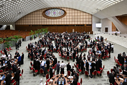 Weltsynode, "Ort der Gnade" - Papst Franziskus betonte, dass die Weltsynode „kein Parlament“ sei. Debattiert wird gleichwohl (im Bild die Delegierten in der Vatikanischen Audienzhalle). - © Foto: APA / AFP / Andreas Solaro