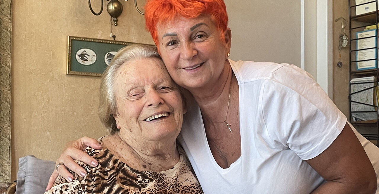 Pflegerin - Emilia Temian (62) mit ihrer 94-jährigen Klientin, Frau Elisabeth, in deren Wohnung in Wien Ottakring. Über die gemeinsame Zeit sagen sie: „Es sind für beide Seiten gute Jahre.“ - © Foto: Christine Dobretsberger