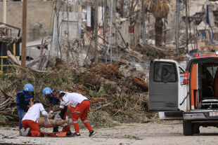 Palästina, Rettung eines Verwundeten - © Foto: APA / AFP / Mahmud Hams