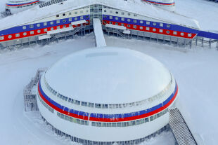 Russisches Kleeblatt im Eis - Die nördlichste Militärbasis Russlands, „Nagurskaja“, liegt auf Franz-Josef-Land, bietet 150 Soldaten Platz und wird „Arktisches Kleeblatt“ genannt. - © Wikipedia (cc by 4.0)