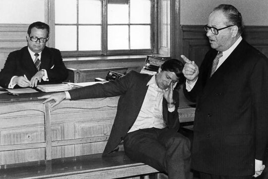 Lingens-Kreisky - Peter Michael ­Lingens (im Bild 1975 auf der Anklagebank) wurde in erster und zweiter Instanz verurteilt, weil er die Spitzelvorwürfe Bruno Kreiskys gegen Simon Wiesenthal als "ungeheuerlich, unmoralisch, opportunistisch" bezeichnet hatte. Erst 1986 wurde dieses Urteil vom Europäischen Gerichtshof für Menschenrechte als Verletzung der Freiheit der Meinungsäußerung festgestellt -  und Lingens eine „gerechte Genugtuung“ von über 280.000 Schilling, zahlbar von der Republik Österreich, zugesprochen. - © Foto:  picturedesk.com / KURIER / Bissuti Kristian, Bissuti Kristian