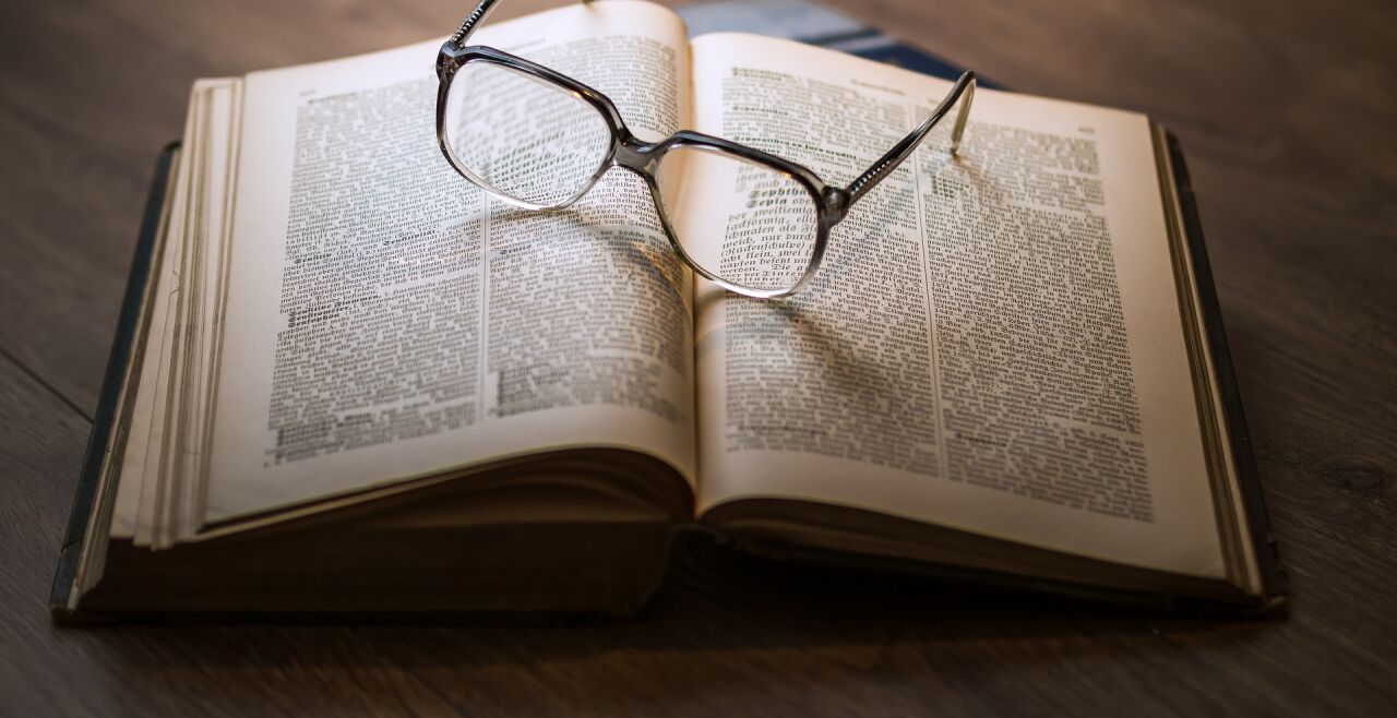 Brille-Buch - © Foto: Pixabay