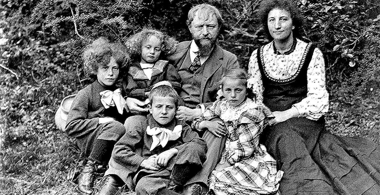 Giacometti - Die Familie Giacometti 1911: Alberto, Bruno, Vater Giovanni und Mutter Annetta, vorne Diego und Ottilia (v. li.) - © Polyfilm.