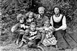Giacometti - Die Familie Giacometti 1911: Alberto, Bruno, Vater Giovanni und Mutter Annetta, vorne Diego und Ottilia (v. li.) - © Polyfilm.