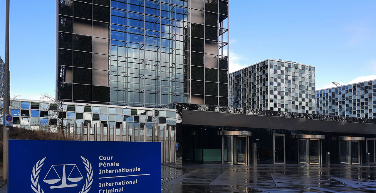 Internationaler Strafgerichtshof in Den Haag  - Labor für Weltjustiz: Der Internationale Strafgerichtshof in Den Haag sieht aus wie ein riesiger Rubik-Würfel. Auch die Verhandlungen im Gericht lassen sich mit kniffligen Drehpuzzles vergleichen. - © Wolfgang Machreich