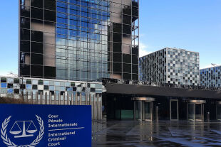 Internationaler Strafgerichtshof in Den Haag  - Labor für Weltjustiz: Der Internationale Strafgerichtshof in Den Haag sieht aus wie ein riesiger Rubik-Würfel. Auch die Verhandlungen im Gericht lassen sich mit kniffligen Drehpuzzles vergleichen. - © Wolfgang Machreich