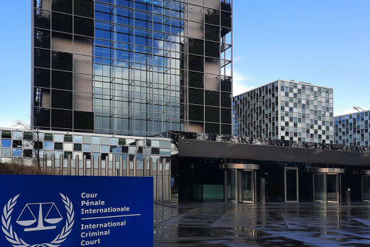 Internationaler Strafgerichtshof in Den Haag  - Labor für Weltjustiz: Der Internationale Strafgerichtshof in Den Haag sieht aus wie ein riesiger Rubik-Würfel. Auch die Verhandlungen im Gericht lassen sich mit kniffligen Drehpuzzles vergleichen. - © Wolfgang Machreich