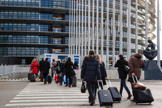 Europäisches Parlament in Straßburg - Pendeln ist das A und O der Europapolitik: zwischen Wohnsitz, Brüssel und Straßburg; zwischen europäischer Weite und nationalen Befindlichkeiten. - © European Parliament