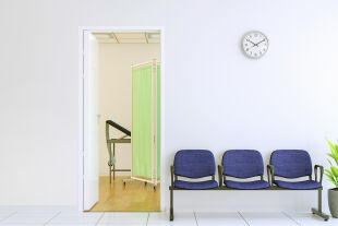 Arzt Wartezimmer Vorsorge Früherkennung - © Foto: iStock/ onurdongel