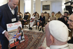 Papst & Hamas-Opfer - © Divisione Produzione Fotografica /VATICAN MEDIA / AFP  - Papst Franziskus und Angehörige der Hamas-Geisln, 22.11.2023