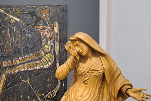 Dom Museum Wien - „Weinende Maria“ (1694) von Giovanni Giuliani vor „Ce n’est qu’un au revoir“ („Es ist nur ein Auf Wiedersehen“, 2020) von Alexandre Diop. "Sterblich sein", Dom Museum Wien - © Brigitte Schwens-Harrant