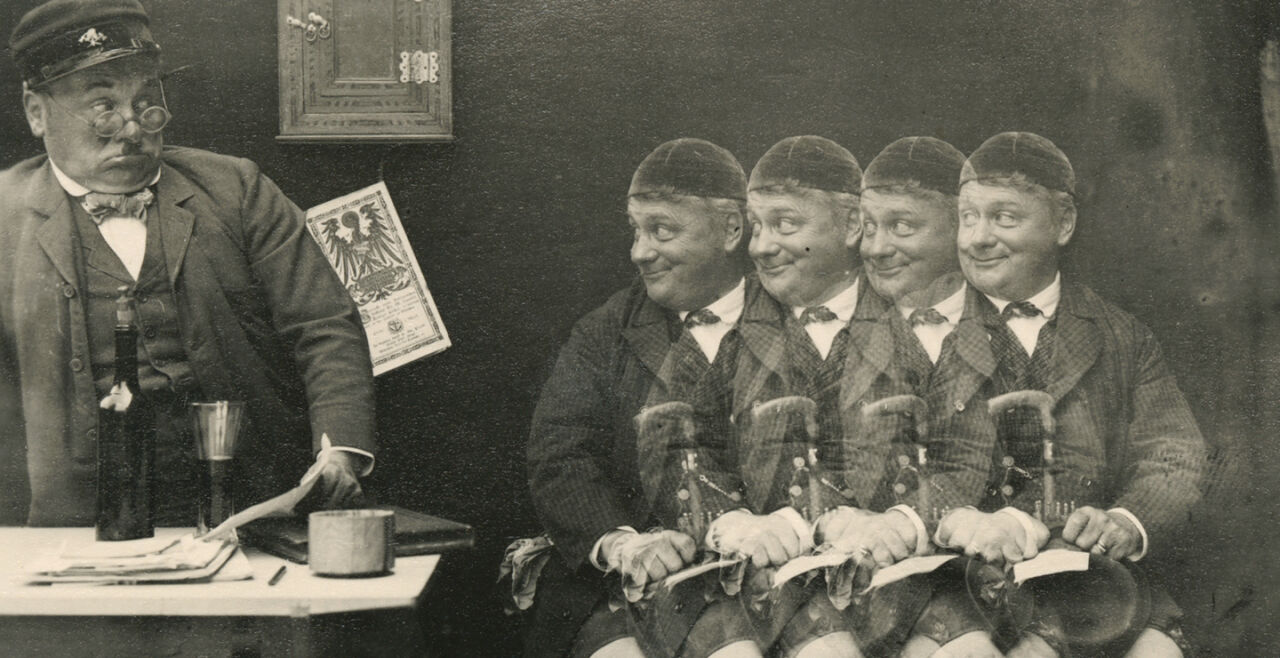 »Der beschwipste Amtsvorstand«, Mehrfachbelichtung (alle Personen sind von Hugo Thimig dargestellt), 1911 Silbergelatinepapier, 9 × 14 cm (Postkarte) - © Photoinstitut Bonartes, Wien