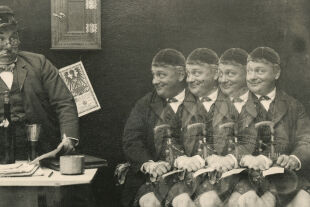 »Der beschwipste Amtsvorstand«, Mehrfachbelichtung (alle Personen sind von Hugo Thimig dargestellt), 1911 Silbergelatinepapier, 9 × 14 cm (Postkarte) - © Photoinstitut Bonartes, Wien