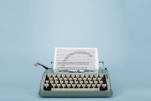 Schreibmaschine Euro Groß - © Fotomontage: Rainer Messerklinger (unter Verwendung eines Bildes von iStock/Marco_Bonfanti)