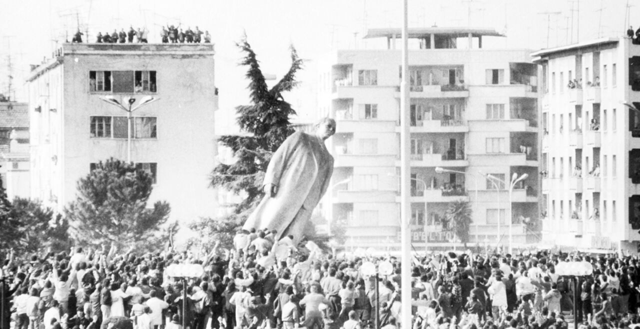Sturz des Enver-Hoxha-Denkmals in Tirana (Hauptstadt Albaniens) im März 1991 - © Foto: Getty Images / Sovfoto / Kontributor