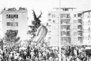 Sturz des Enver-Hoxha-Denkmals in Tirana (Hauptstadt Albaniens) im März 1991 - © Foto: Getty Images / Sovfoto / Kontributor