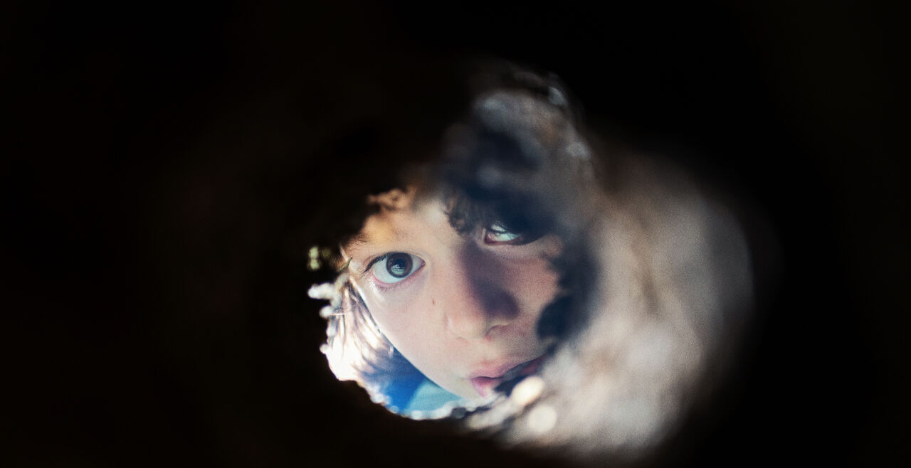 knockknockknock.jp - Der achtjährige Peter (Woody Norman) blickt durch die Wand in die Abgründe seiner Eltern. - © Tobis