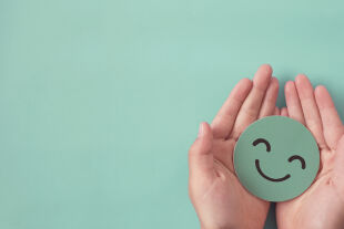 Optimismus, gute Stimmung, Smiley, grün, positiv - © Foto: iStock/ThitareeSarmkasat