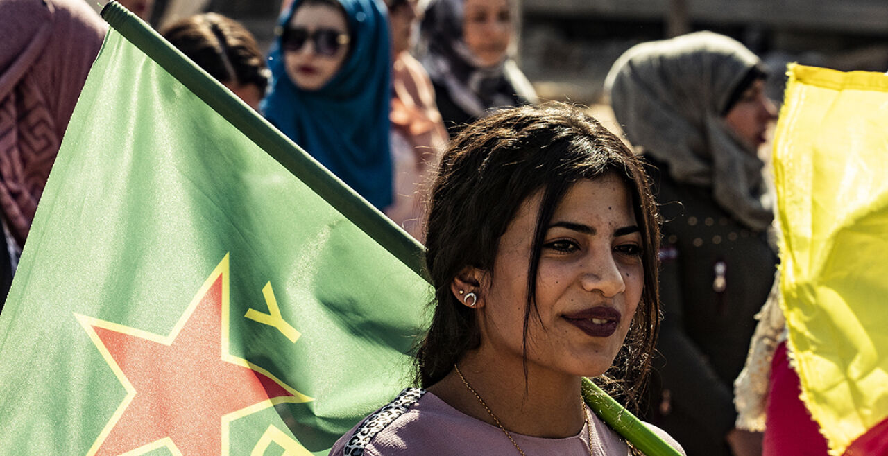Kurdische Demonstrantin - © Foto: APA/AFP/Delil Souleiman