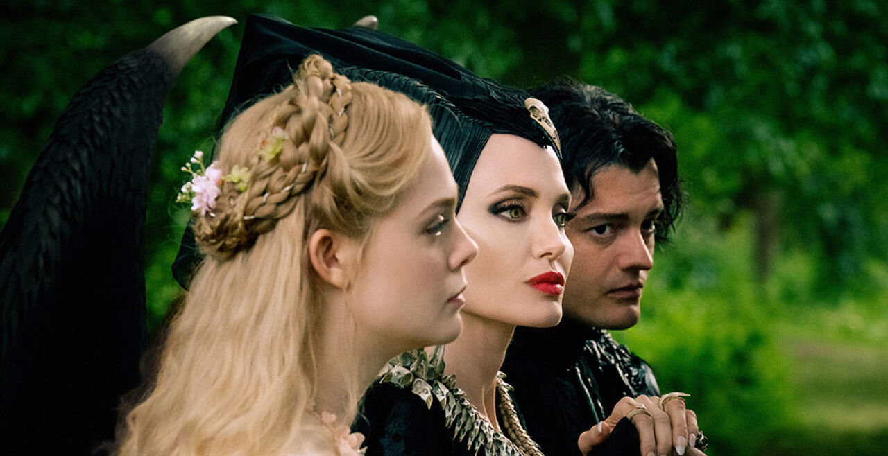 Maleficent - Elle Fanning, Angelina Jolie und Sam Riley (v. li.) in „Maleficent – Mächte der Finsternis“. - © Disney