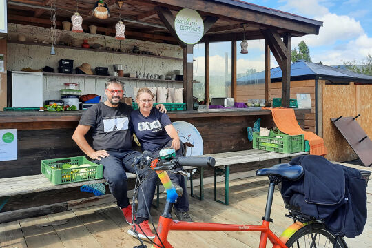 Garten der Begtegnung: öko und solidarisch - Der Traiskirchner SPÖ-Stadtrat Norbert Ciperle mit Garten-Chefin Heidi Rotteneder im „Garten der Begegnung“, wo Flüchtlinge und Einheimische eine gerechte Saat aufgehen sehen. - © Wolfgang Machreich